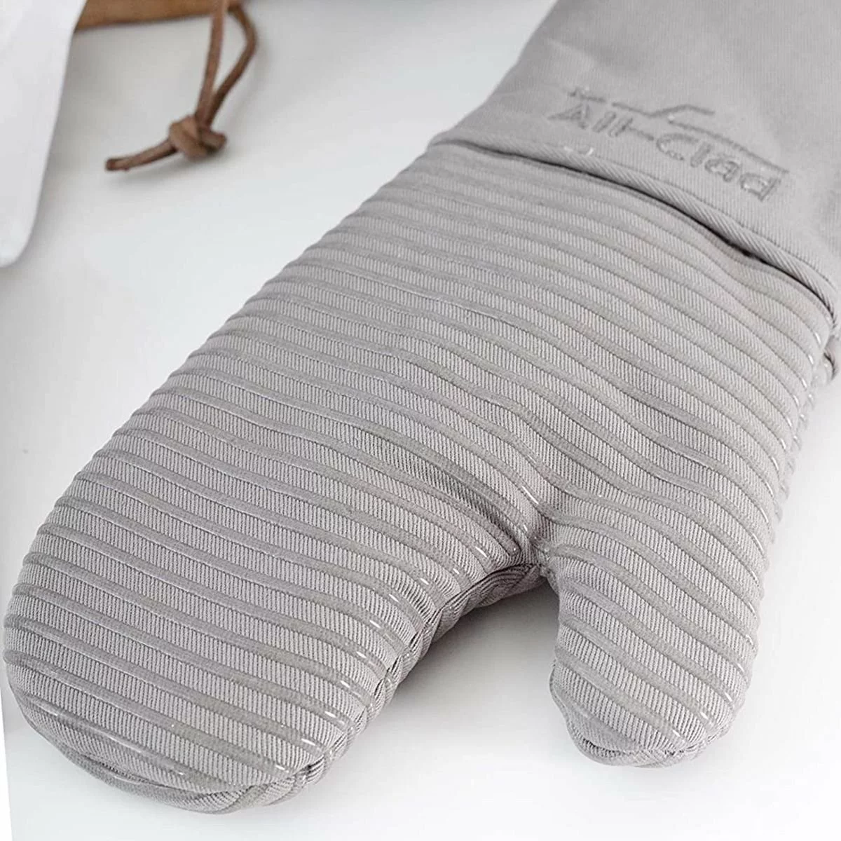 All-Clad Silicone Oven Mitt | Titanium 4 All-Clad Silicone Oven Mitt | Titanium - Image 2